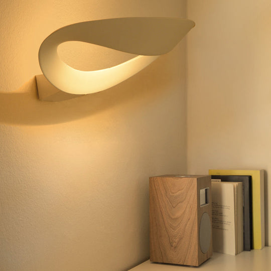 Modern Black/White Curved Shade LED Wall Sconce - Stylish Aluminum Lamp for Bedroom