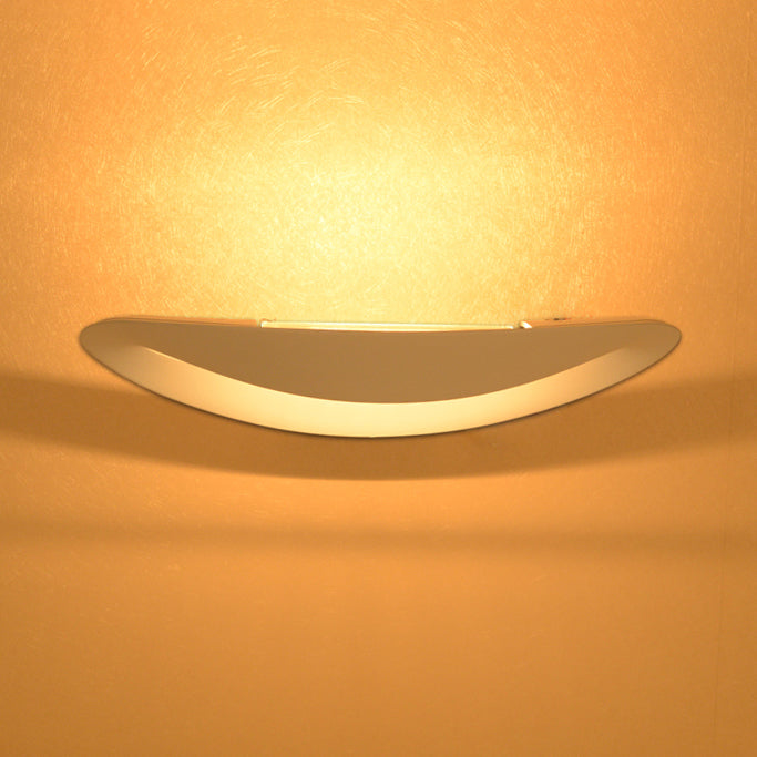 Modern Black/White Curved Shade LED Wall Sconce - Stylish Aluminum Lamp for Bedroom