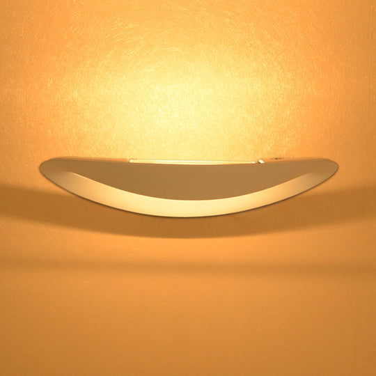 Modern Black/White Curved Shade LED Wall Sconce - Stylish Aluminum Lamp for Bedroom