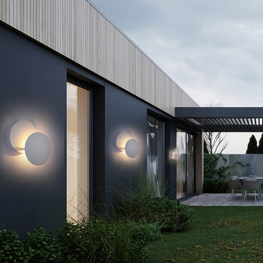 Minimalist Circle LED Wall Sconce Light in Metallic White for Balcony or Wall Mount