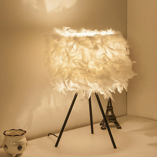 Minimalist Black Table Lamp with Feather Lampshade - Ideal for Bedroom Nightstand