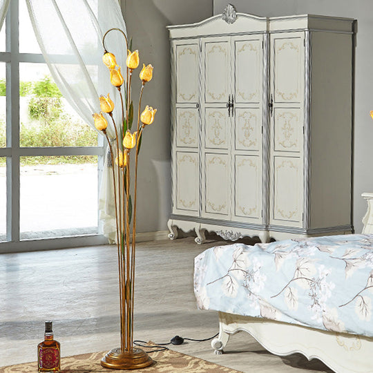 Traditional Beige Glass Floor Lamp with 9 Lights - Flower Living Room Stand-Up Lamp in Brass