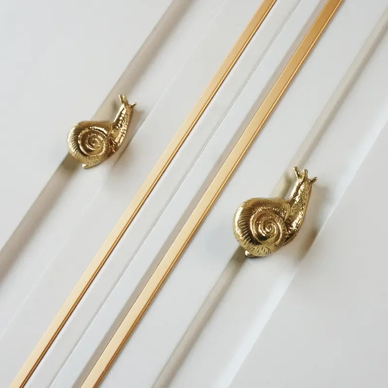 Brass Snail-Shaped Drawer Handle – Artistic Vintage Knob