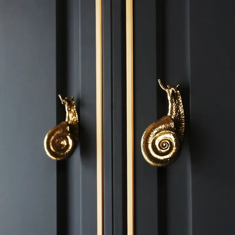 Brass Snail-Shaped Drawer Handle – Artistic Vintage Knob