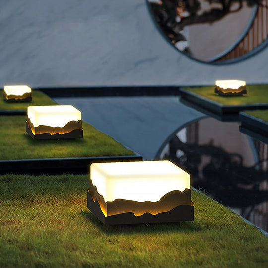 Outdoor Solar LED Waterproof Fence Post Light with Mountain Design