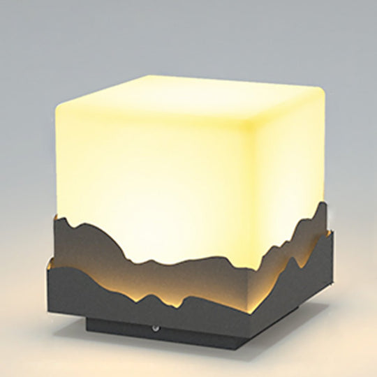 Outdoor Solar LED Waterproof Fence Post Light with Mountain Design