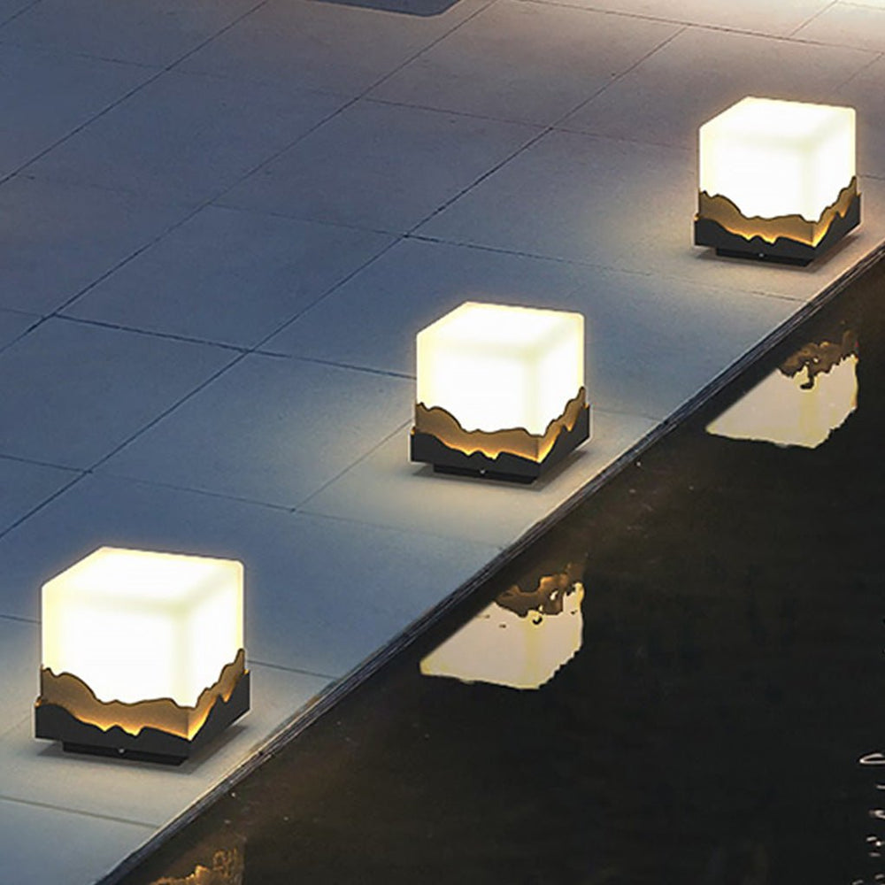 Outdoor Solar LED Waterproof Fence Post Light with Mountain Design